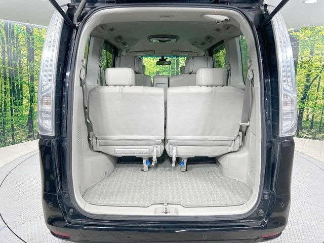 ���i�̂���������ʋ΁A���}���ɏ\���ȉ׎��X�y�[�X���m�ۂ��Ă���܂��B�Z�J���h�V�[�g��|���ƁA�傫�ȉו��̐ύڂ��\�ł���