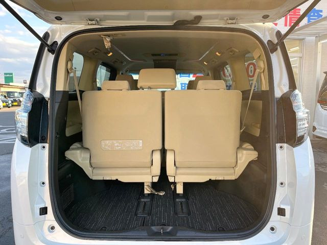 ���i�̂���������ʋ΁A���}���ɏ\���ȉ׎��X�y�[�X���m�ۂ��Ă���܂��B�Z�J���h�V�[�g��|���ƁA�傫�ȉו��̐ύڂ��\�ł���