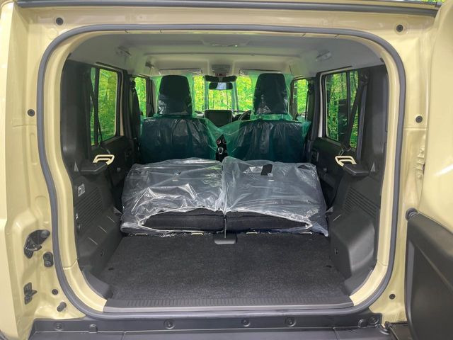 ���i�̂���������ʋ΁A���}���ɏ\���ȉ׎��X�y�[�X���m�ۂ��Ă���܂��B�Z�J���h�V�[�g��|���ƁA�傫�ȉו��̐ύڂ��\�ł���