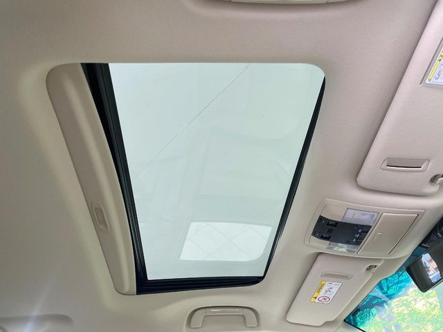 【サンルーフ】開放感たっぷりの希少装備、サンルーフが装着されています!車内に明かりを取り入れたり景色を楽しむ以外にも、車内の空気も簡単に換気できて快適です!