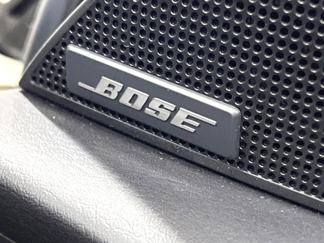 【BOSEサウンドシステム】メーカーオプションの高品位サウンドシステムを搭載。専用のチューニングが施された大小様々なスピーカーから良質なサウンドが奏でられ、臨場感あふれる音響空間を演出します。
