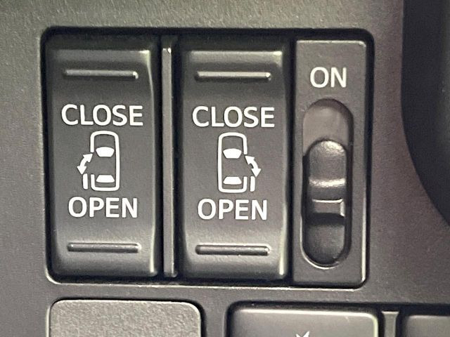 【両側パワースライドドア】スマートキーや運転席のスイッチで後席両側スライドドアの開閉が可能♪電動だから力を入れてドアを開ける必要が無く、小さなお子様でも簡単に開け閉めでき快適です♪