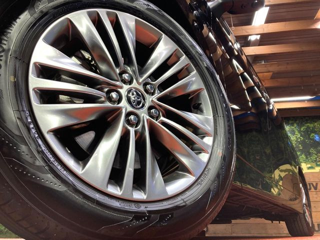 【純正18インチアルミホイール】外観にマッチした純正アルミホイールを装着しております。各種社外アルミホイールや、スタッドレスタイヤも取扱いしております。是非ご相談ください♪