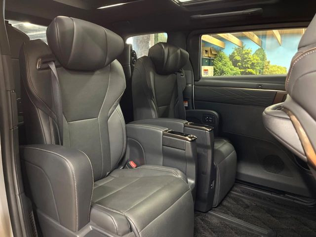 後部座席も気になるようなキズ・汚れやへたり等、大きなダメージはなく、良好な状態です。