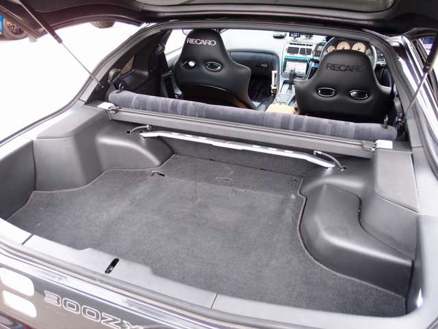 弊社はドアのヒンジ部分/各種内張り/フロアマットなど、細かな所も綺麗にクリーニング致します。新車おろしたてのような輝きある車両をお客様にご納車させて頂きます。ご遠方のお客様もご安心してご検討下さいませ