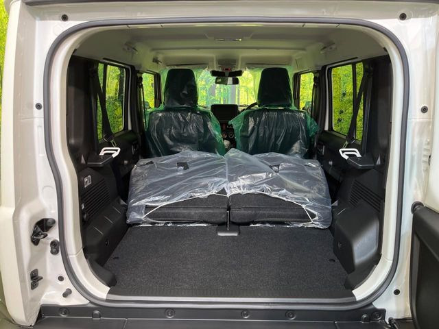 ラゲッジルームは、大容量のスペースを確保。普段のお買い物からレジャーまで、幅広く活躍してくれます!また、リアシートを倒すことでバリエーション豊かにお使いいただけます。