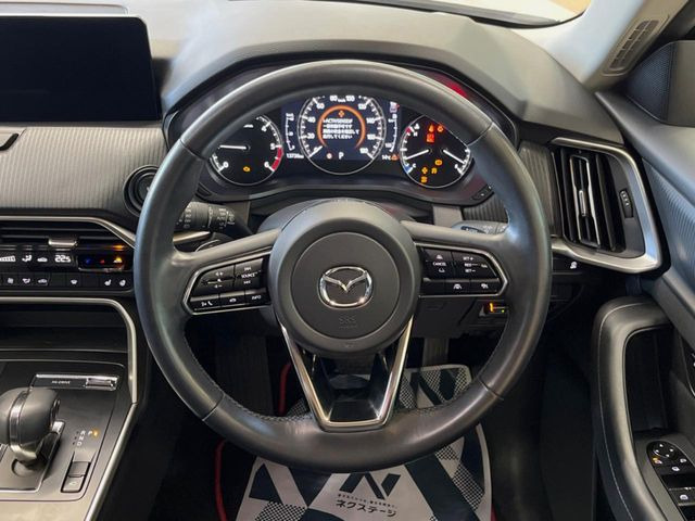 �C���e���A�ɍ��킹���f�U�C���̃X�e�A�����O�́A�^�]�������̂��Ƃ��l���A�^�]���₷���`��A�傫���ł��B�����x�A���ۂɐG���Ă��m���߂��������B