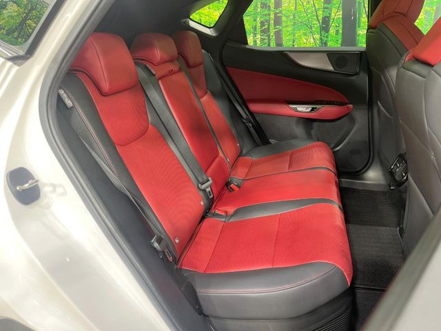 後部座席も気になるようなキズ・汚れやへたり等、大きなダメージはなく、良好な状態です。