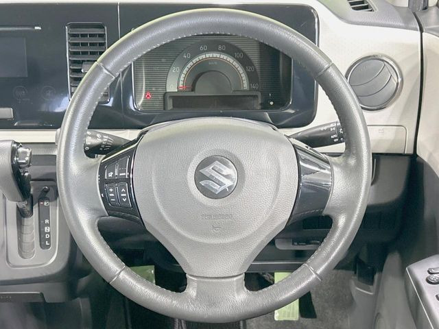 �C���e���A�ɍ��킹���f�U�C���̃X�e�A�����O�́A�^�]�������̂��Ƃ��l���A�^�]���₷���`��A�傫���ł��B�����x�A���ۂɐG���Ă��m���߂��������B