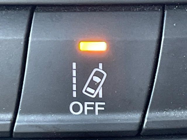 �����[���L�[�s���O�A�V�X�g:���s�Ԑ��̈�E�������Ă����@�\�B���s���ɁA�N���}���Ԑ�����O��Ă��邱�Ƃ��J���������m����ƁA�X�e�A�����O����U�������ăh���C�o�[�Ɍx�����܂��B