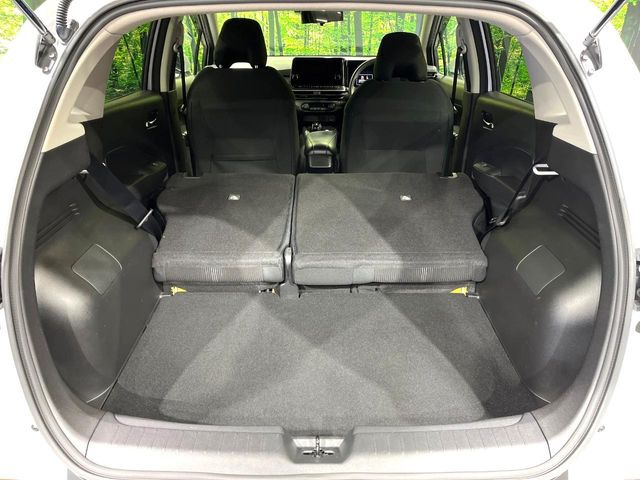 ���i�̂���������ʋ΁A���}���ɏ\���ȉ׎��X�y�[�X���m�ۂ��Ă���܂��B�Z�J���h�V�[�g��|���ƁA�傫�ȉו��̐ύڂ��\�ł���