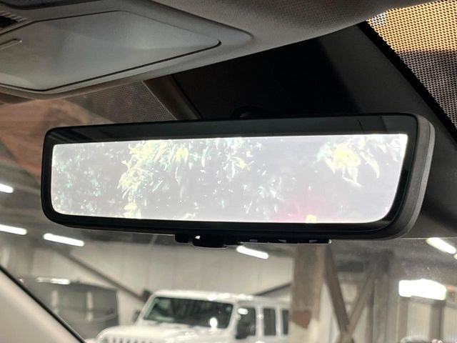 【デジタルインナーミラー】カメラが撮影した車両後方の映像をルームミラー内に表示。クリアな視界で状況の確認が可能です!※ドラレコ機能ご利用には別途SDカードをご用意いただく場合があります。