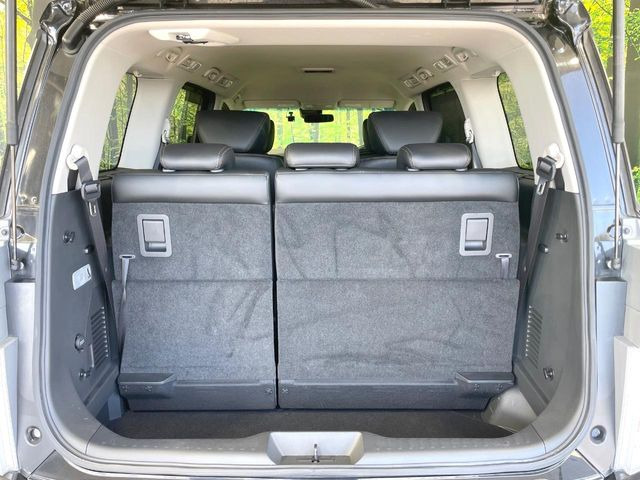 ���i�̂���������ʋ΁A���}���ɏ\���ȉ׎��X�y�[�X���m�ۂ��Ă���܂��B�Z�J���h�V�[�g��|���ƁA�傫�ȉו��̐ύڂ��\�ł���