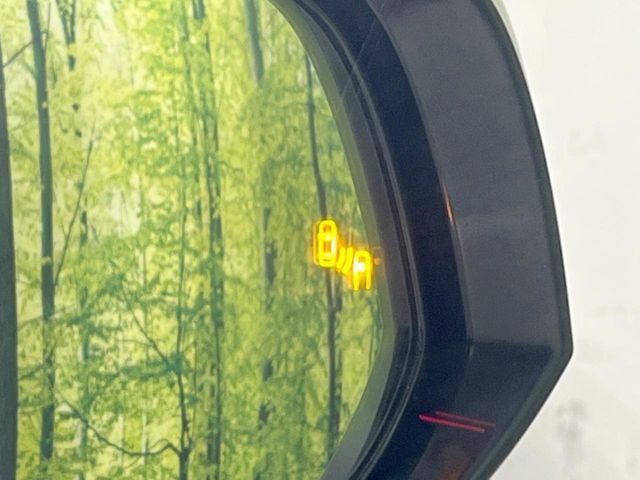 【ブラインドスポットモニター】走行中、ドアミラーの死角になりやすい箇所に後続車が接近するとサイドミラーのレンズに警告を表示!ドライバーに注意喚起をしてくれます。