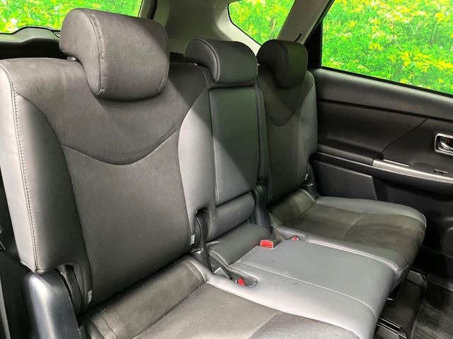 広々とした2列目シートは居住性が高く、居心地も快適!友達や家族とのお出かけにぴったりです。ベビーシートやチャイルドシート使用時も快適にお過ごしいただける十分な空間を確保しています。