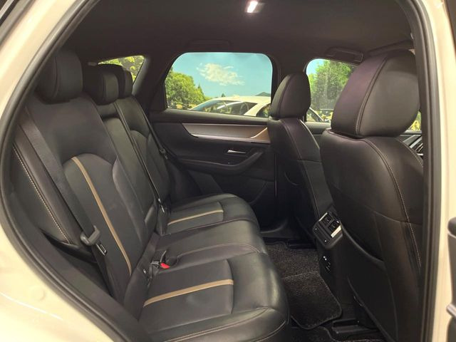 後部座席も気になるようなキズ・汚れやへたり等、大きなダメージはなく、良好な状態です。