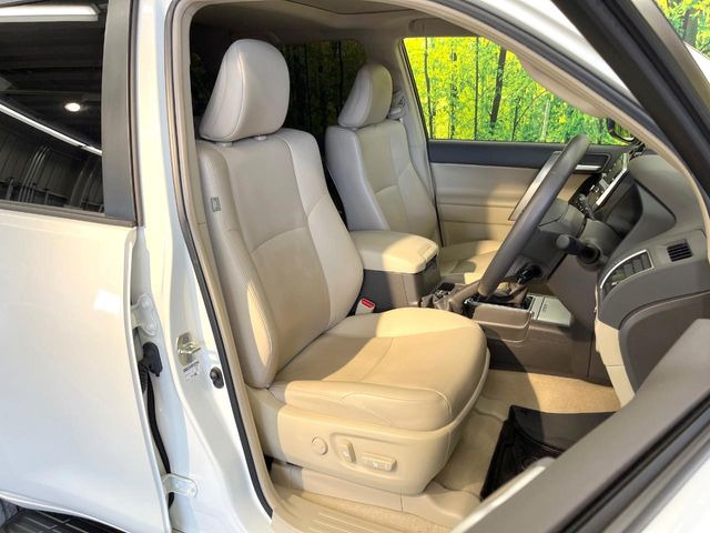 運転席シート廻りは使用感も少なく、良好な状態となっています。前オーナー様が丁寧に使っていたことがよくわかりますね。