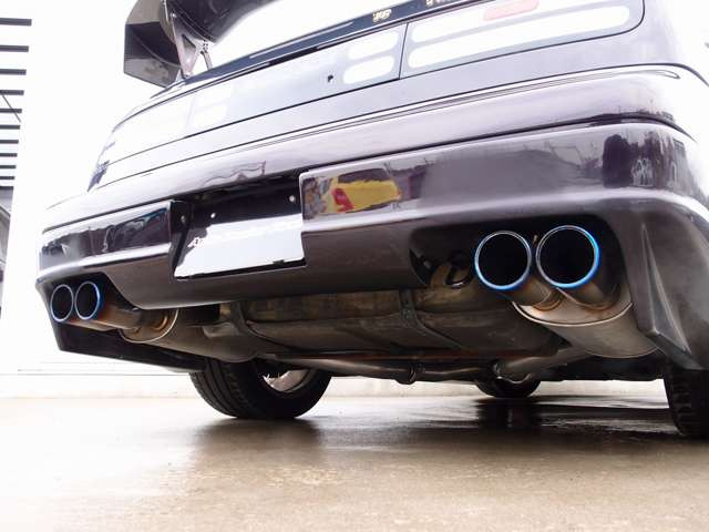 オーリンズ車高調(フルタップ、減衰力)/ボルテック製カーボンGTウイング/社外フェンダー/フジツボ4本出しマフラー/タイヤ7分山/HKS製F-CON V-Pro/HKS製GT?SSタービン