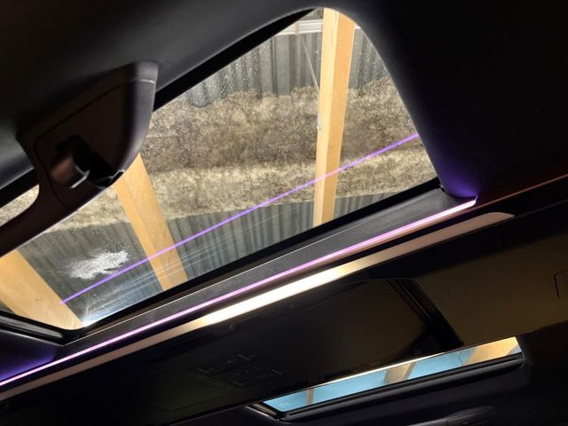 【左右独立ムーンルーフ】2列目左右席にそれぞれ配置されたガラスルーフ!日差しに合わせて片側だけシェードを閉めることも可能です!