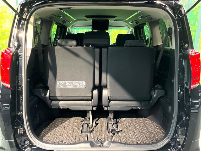 普段のお買い物や通勤、送迎等に十分な荷室スペースを確保しております。サードシートを跳ね上げると、大きな荷物の積載も可能です♪