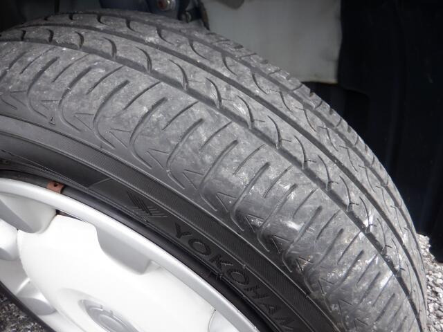 タイヤの溝もまだまだありますよ