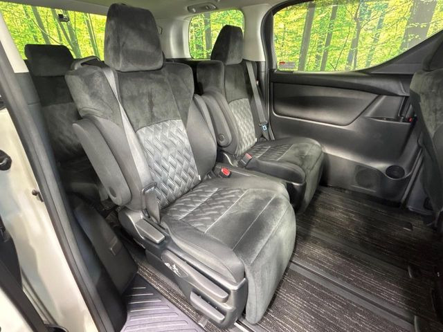 後部座席も気になるようなキズ・汚れやへたり等、大きなダメージはなく、良好な状態です。