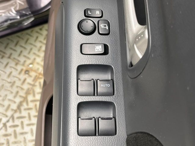 �y�d���i�[�~���[�z�T�C�h�~���[�͓d���i�[���ƂȂ��Ă���A�������ԏ�ł��L�Y�������X�N��}�����܂��B