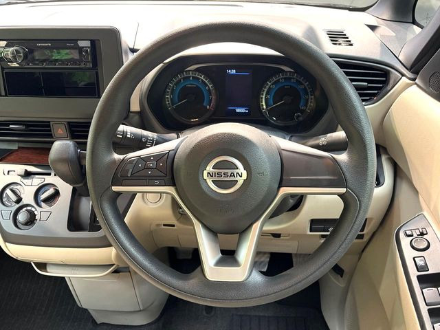 �C���e���A�ɍ��킹���f�U�C���̃X�e�A�����O�́A�^�]�������̂��Ƃ��l���A�^�]���₷���`��A�傫���ł��B�����x�A���ۂɐG���Ă��m���߂��������B