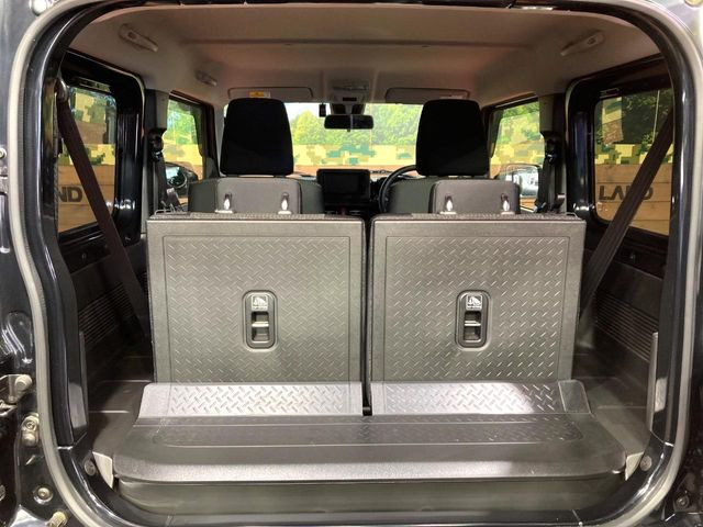 ���i�̂���������ʋ΁A���}���ɏ\���ȉ׎��X�y�[�X���m�ۂ��Ă���܂��B�Z�J���h�V�[�g��|���ƁA�傫�ȉו��̐ύڂ��\�ł���