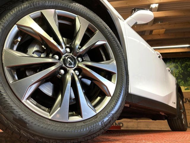 �y����18�C���`�A���~�z�C�[���z�O�ςɃ}�b�`���������A���~�z�C�[���𑕒����Ă���܂��B�e��ЊO�A���~�z�C�[����A�X�^�b�h���X�^�C�����戵�����Ă���܂��B���񂲑��k����������