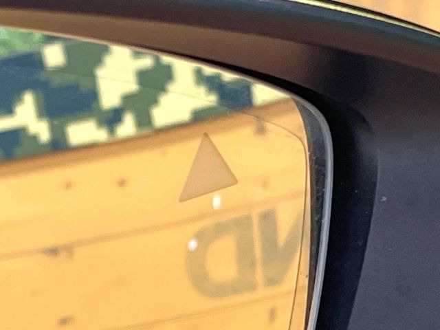 【ブラインドスポットモニタリング】走行中、ドアミラーの死角になりやすい箇所に後続車が接近するとサイドミラー付近に警告を表示、ドライバーに注意喚起をしてくれます。