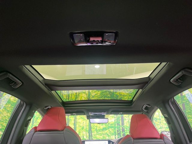 【ガラスルーフ】ガラスルーフ搭載で車内の解放感が一気にアップ!開放的なドライブをお楽しみいただけます。