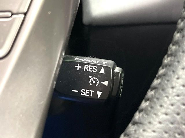 【クルーズコントロール】高速道路もラクラク走行。アクセルを離しても一定速度で走行ができ、長距離運転時の負担を軽減!加速・減速も簡単なスイッチ操作で調整できます。