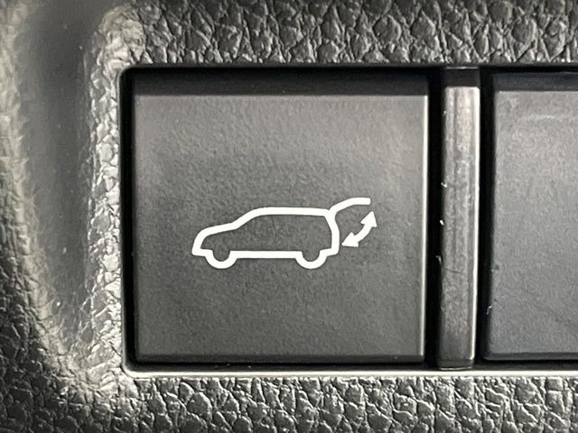 【パワーバックドア】スマートキーや運転席のボタンを押すだけでリアゲートが自動で開閉します!荷物を持っている時や、高い位置にあるバックドアを閉める際に便利な機能です♪