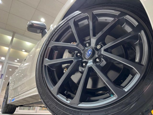 �y����18�C���`�A���~�z�C�[���z�O�ςɃ}�b�`���������A���~�z�C�[���𑕒����Ă���܂��B�e��ЊO�A���~�z�C�[����A�X�^�b�h���X�^�C�����戵�����Ă���܂��B���񂲑��k����������