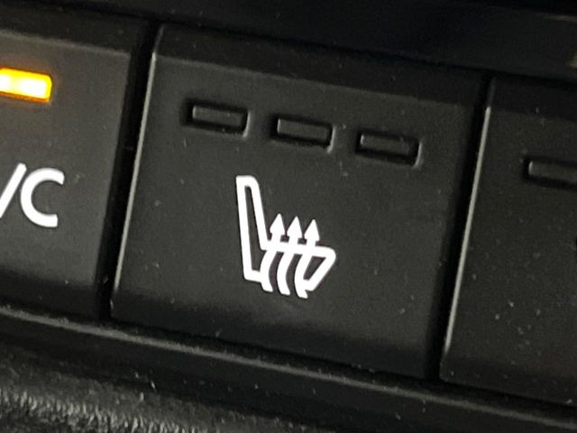 【シートベンチレーション】夏場は涼しい風でお尻や背中の熱やムレを防ぎ、冬はエアコンよりも早く温まってポカポカに!季節を問わず快適に過ごせます。