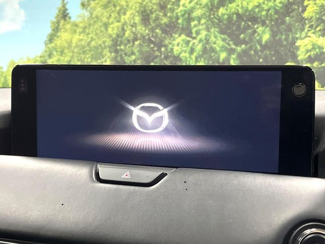 【12.3インチマツダコネクト】車内の雰囲気にマッチした大型ディスプレイ。スマホ接続でのナビ使用やBluetooth再生等、様々な機能が楽しめます。直感的なダイヤル操作が可能で、使い勝手も良好です。