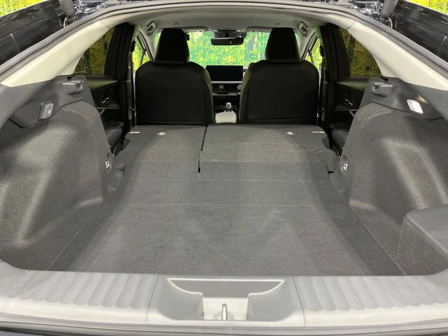 ���i�̂���������ʋ΁A���}���ɏ\���ȉ׎��X�y�[�X���m�ۂ��Ă���܂��B�Z�J���h�V�[�g��|���ƁA�傫�ȉו��̐ύڂ��\�ł���