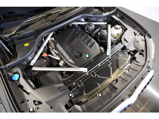 3.0L ����6�C��DOHC�^�[�{ (�f�B�[�[��)+���[�^�[�A�G���W��:340ps/71.4kgm ���[�^�[:12ps/20.4kgm�A�S��&times;�S��&times;�S��mm 5170&times;2000&times;1835mm�A�ԗ��d�� 2570g