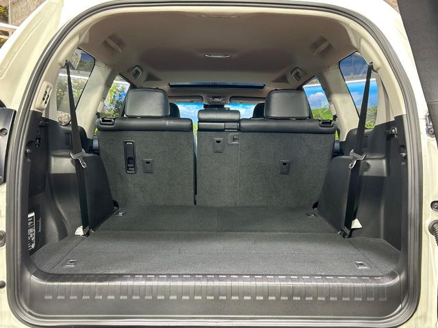 ���i�̂���������ʋ΁A���}���ɏ\���ȉ׎��X�y�[�X���m�ۂ��Ă���܂��B�Z�J���h�V�[�g��|���ƁA�傫�ȉו��̐ύڂ��\�ł���