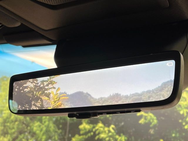 【デジタルインナーミラー】後席の大きな荷物や同乗者で後方が確認しづらい時でも安心!カメラが撮影した車両後方の映像をルームミラー内に表示。クリアな視界で状況の確認が可能です!