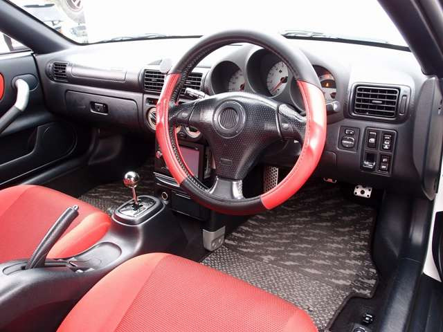 �������Y��Ƀ��[���N���[�j���O�ς݂ƂȂ�܂��B���΂��̌��ȏL����F���܂̏L����������܂���B����]�ɉ�����RECARO���Ȃǂ̃X�|�[�c�V�[�g�ɕύX���\�ł��B���C�y�ɂ����k�������܂�