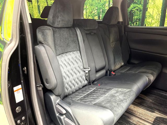 後部座席も気になるようなキズ・汚れやへたり等、大きなダメージはなく、良好な状態です。
