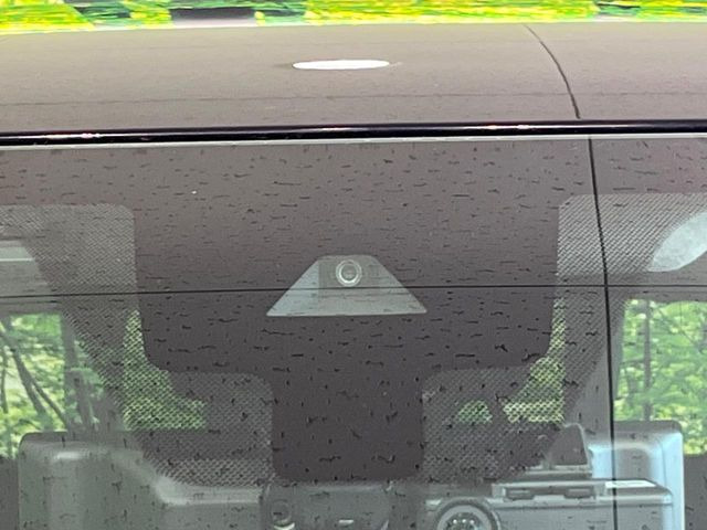 【インテリジェントエマージェンシーブレーキ】フロントカメラで前方の車両や歩行者を検知。衝突しそうな時は衝突被害軽減ブレーキが作動、衝突回避をサポート。より安全にドライブをお楽しみいただけます。