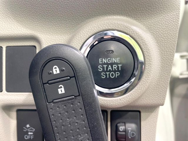 【キーフリーシステム】カバンやポケットに入れたままでもドアの施錠・解錠が可能なスマートキーを装備。エンジンのオン・オフ時もカギを取り出す必要が無いからとっても便利です♪