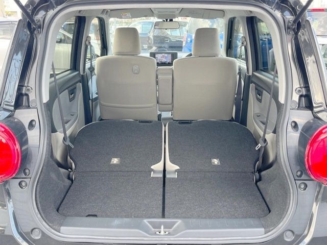 ���i�̂���������ʋ΁A���}���ɏ\���ȉ׎��X�y�[�X���m�ۂ��Ă���܂��B�Z�J���h�V�[�g��|���ƁA�傫�ȉו��̐ύڂ��\�ł���