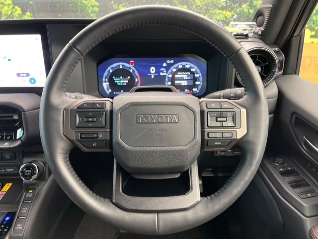 【純正革巻きステアリング】上質な革を使用することで、手にしっかり馴染みとても運転しやすいハンドルです♪