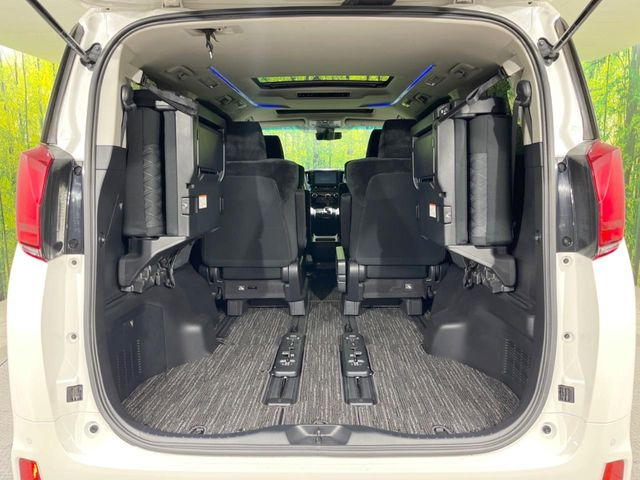 後席を格納すると、これだけの広さが!シーンに合わせたシートアレンジで、大きな荷物も積むことが出来ます♪