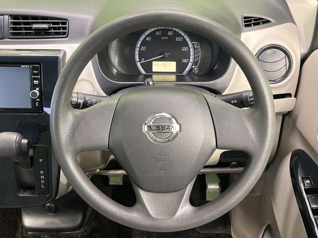 �C���e���A�ɍ��킹���f�U�C���̃X�e�A�����O�́A�^�]�������̂��Ƃ��l���A�^�]���₷���`��A�傫���ł��B�����x�A���ۂɐG���Ă��m���߂��������B