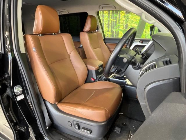 【ブラウンレザーシート】デザイン性が高く、高級感のある茶革シート。常に体に触れる部分だから、座り心地の良さにはこだわりたいですね♪汚れの付着や劣化を抑制する内装コーティング施工もおススメですよ♪